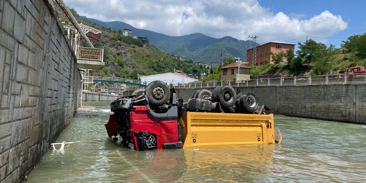 Oto yıkamacıya getirilen kamyon dereye düştü