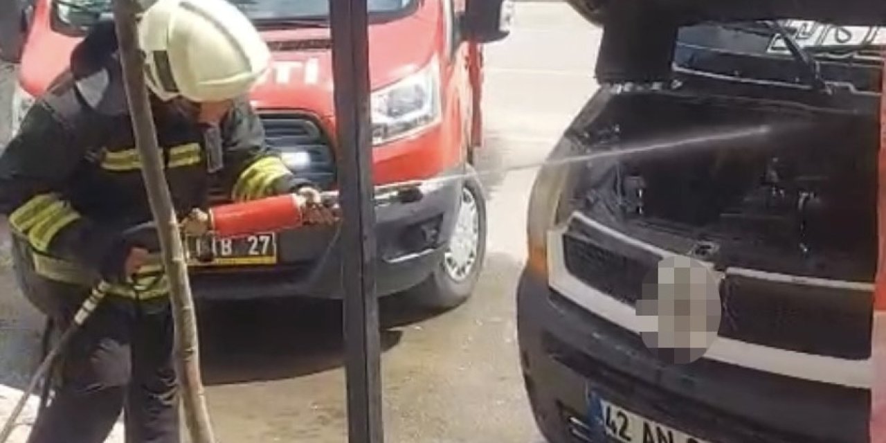 Konya'da park halindeki minibüs alev aldı