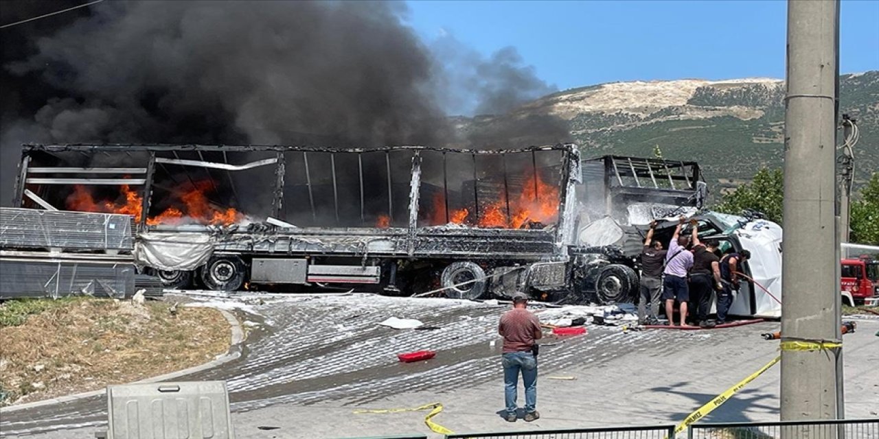 Konya plakalı tır ortalığı savaş alanına çevirdi! 3 araç yandı, sürücü öldü