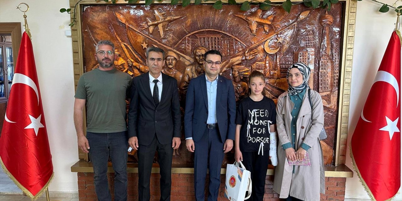 Sarayönü Kaymakamı Çakmak’tan ilçenin akıllı çocuklarına ödül