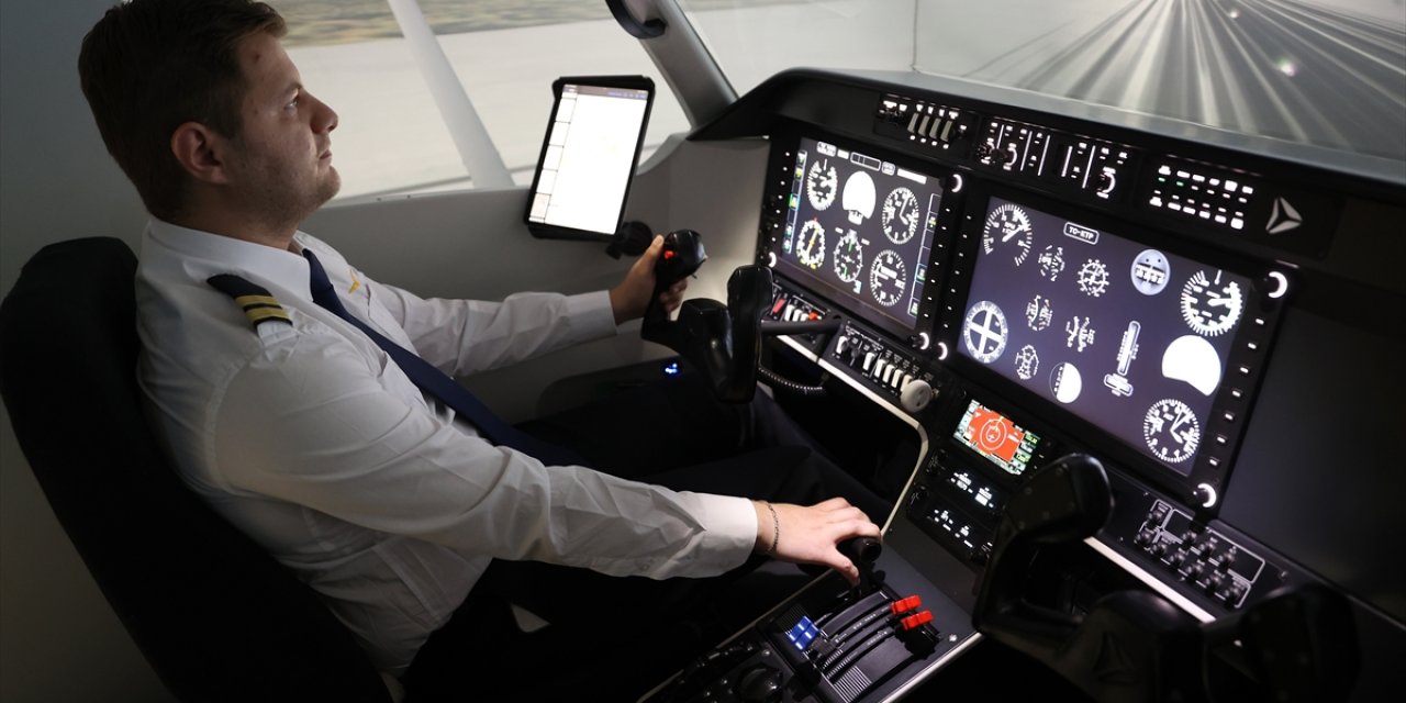 Konya'nın pilot yetiştiren okulunda gerçek zamanlı uçuş deneyimi