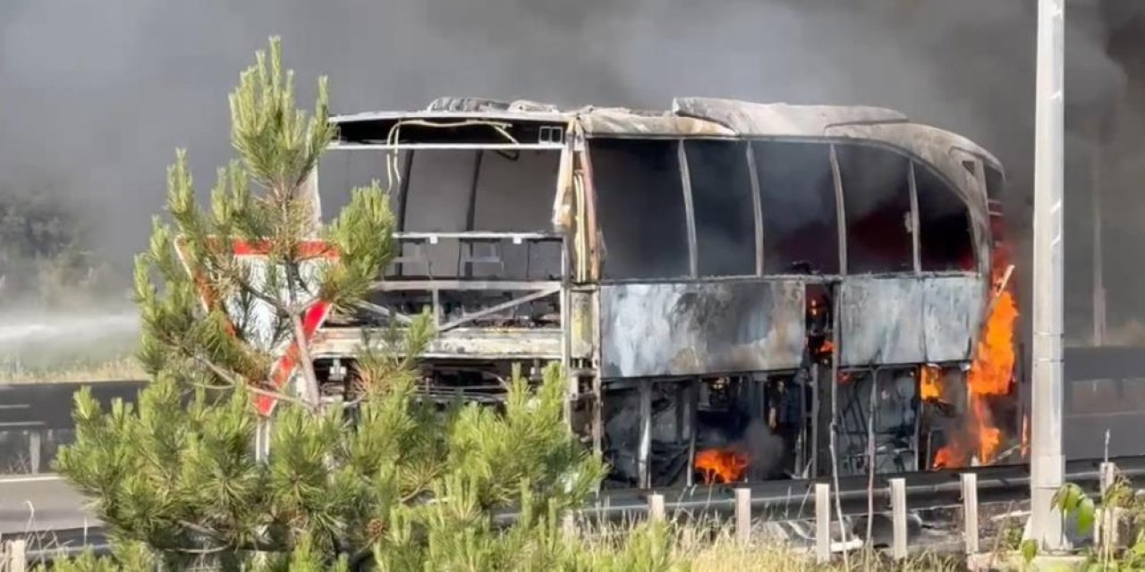 Seyir halindeki yolcu otobüsü alev alev yandı
