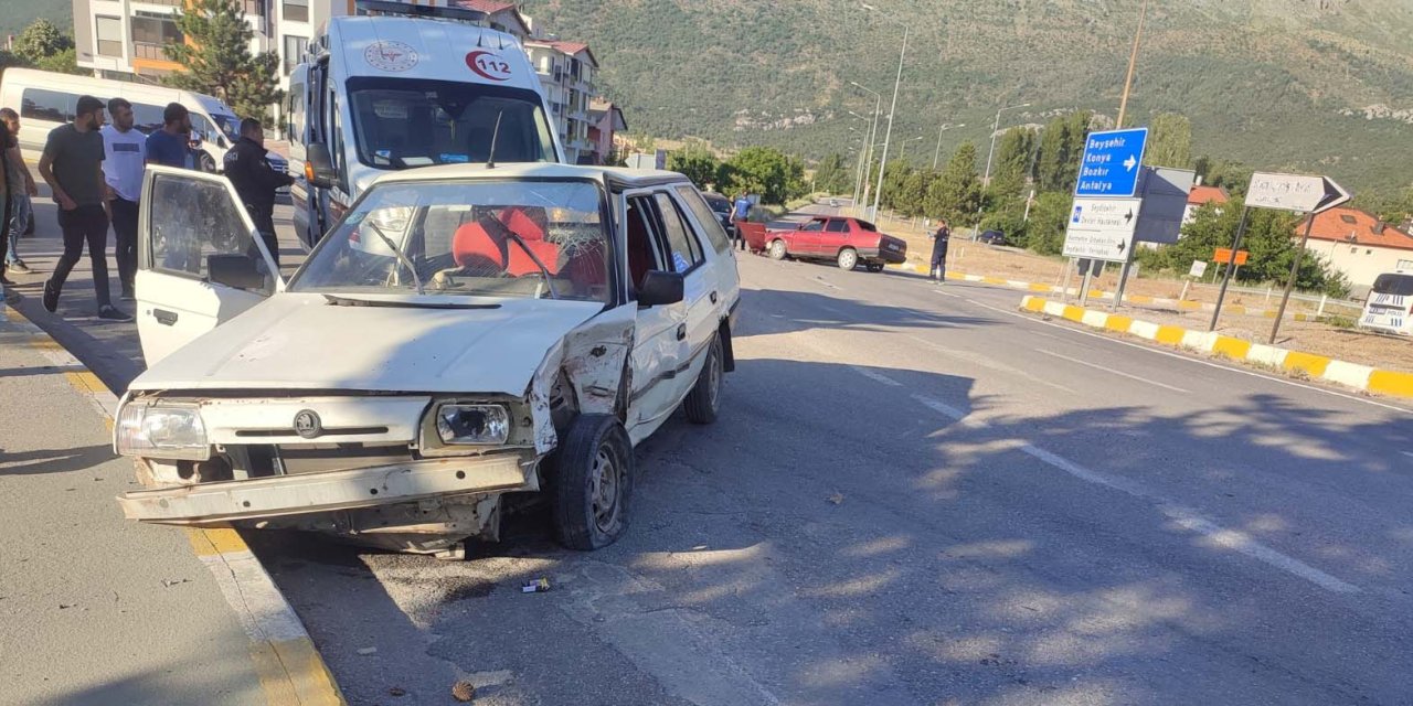 Konya’da otomobiller çarpıştı, ekipler seferber oldu