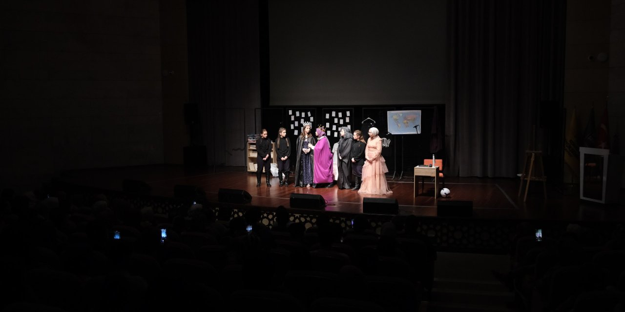 Sınav kaygısını sahneye taşıyan gençler, Konya’da izleyenleri büyüledi