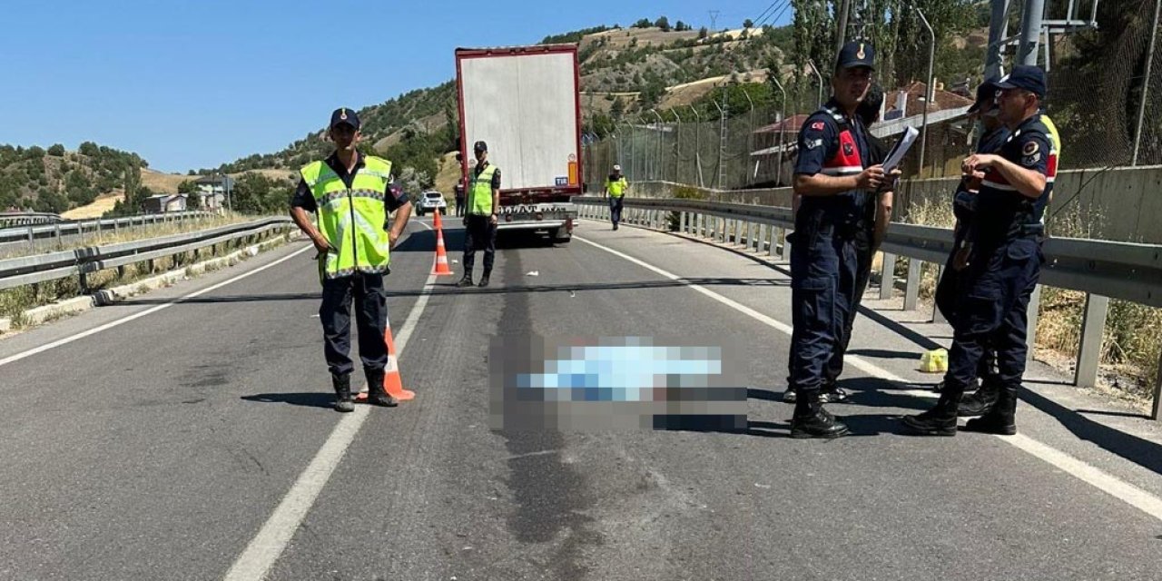 TIR yayalara çarptı, biri hayatını kaybetti