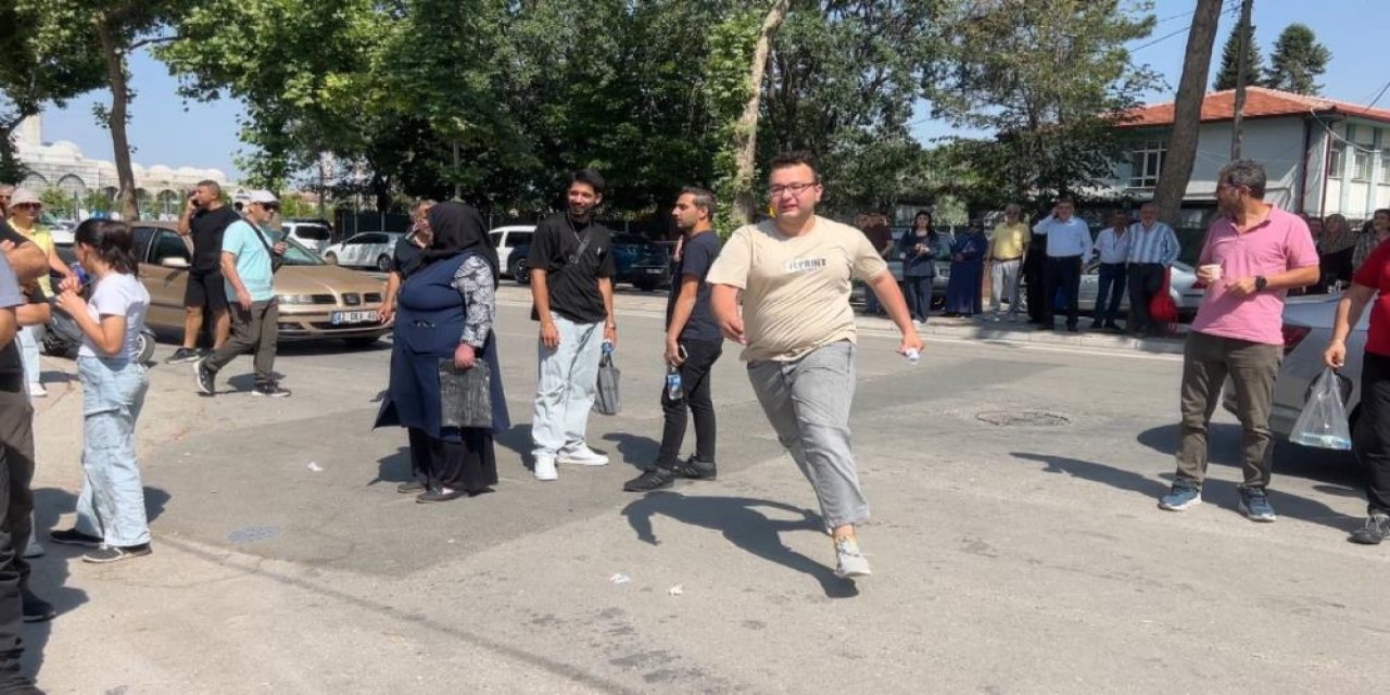 Konya'da YKS sınavına geç kalan öğrenciler gözyaşlarına boğuldu