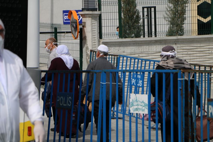 Umreden dönen yolcular Konya'da yurtlara yerleştiriliyor