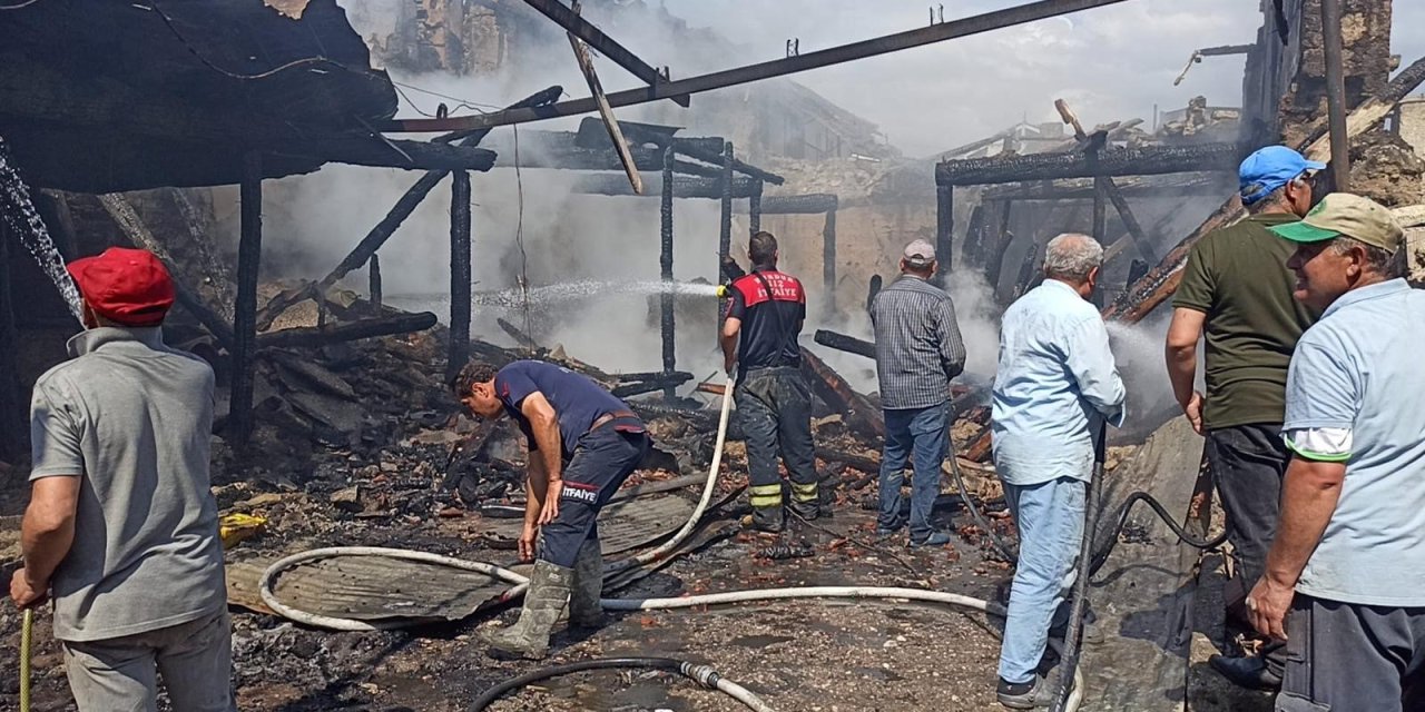 Bahçede yakılan ateş facia getirdi! 3 ev tamamen yandı