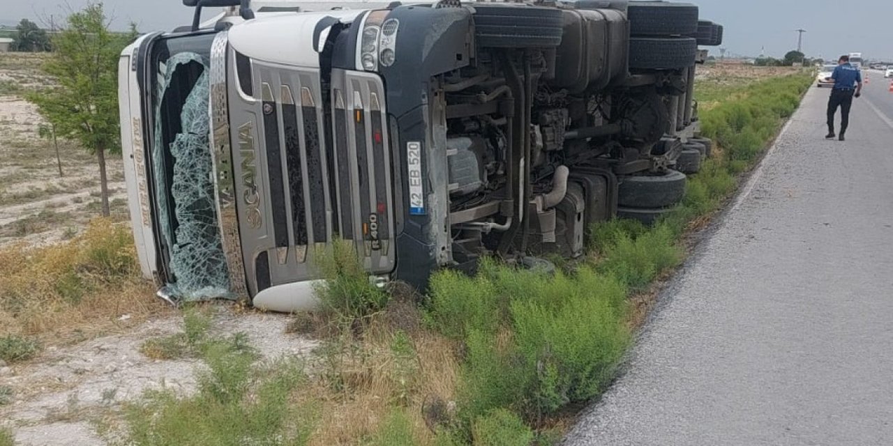 Konya'da un yüklü TIR devrildi: Sürücü yaralı