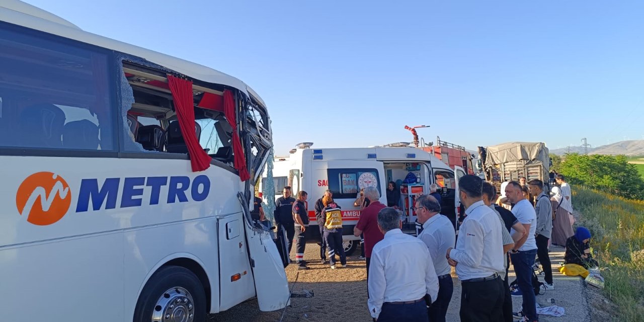 Yolcu otobüsü TIR'a çarptı: 9 yaralı