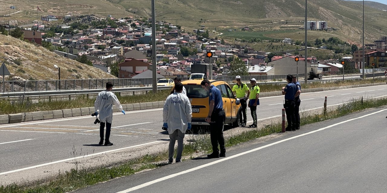 Ticari taksinin çarptığı yaya öldü