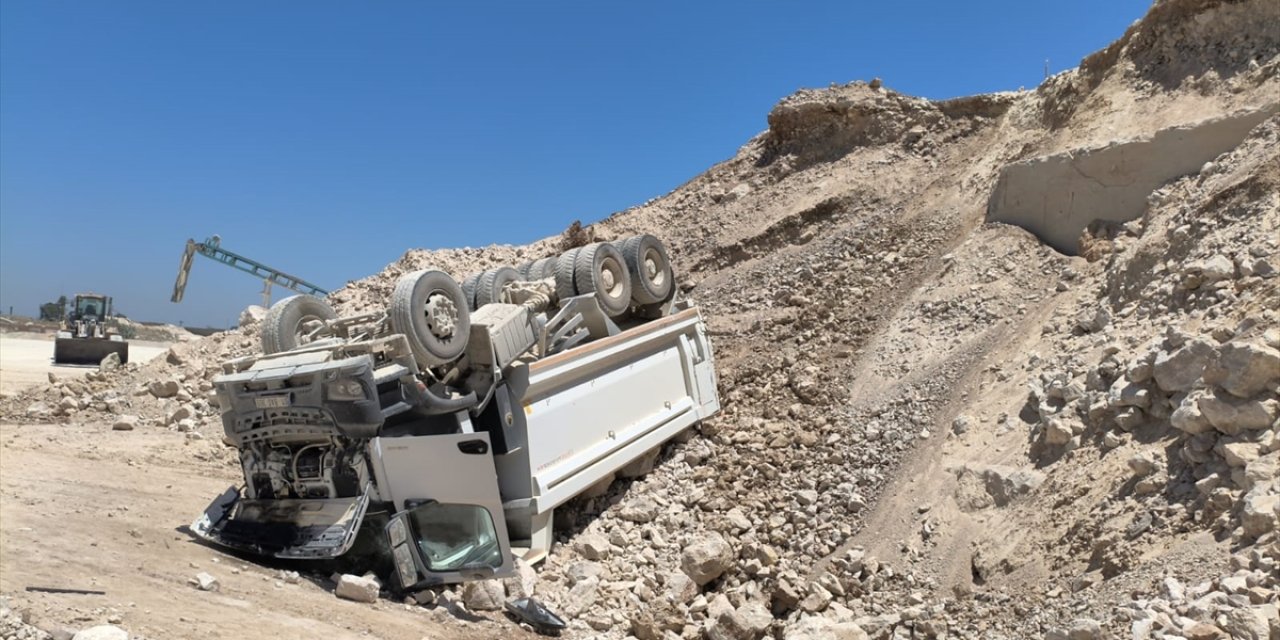 Hafriyat kamyonu devrildi: Kabinde sıkışan sürücü öldü