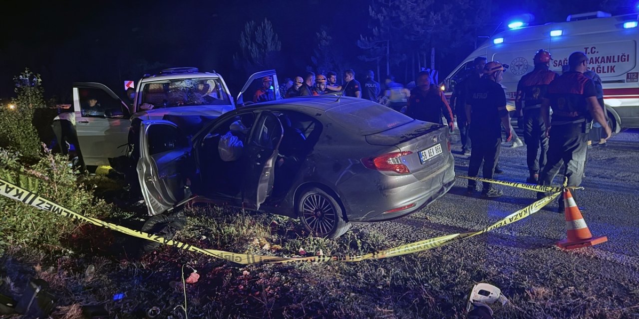 Otomobil ile panelvan çarpıştı: 1 ölü, 8 yaralı