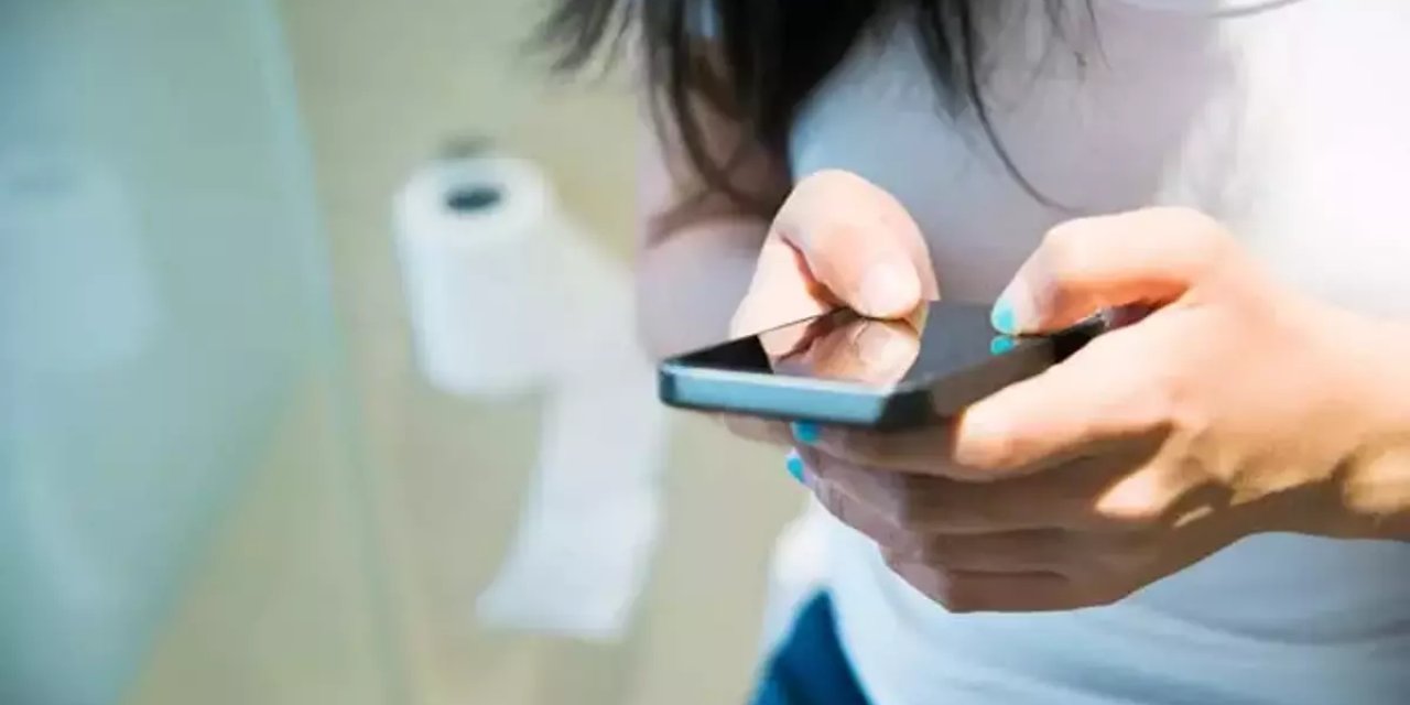 Uzmanı uyardı! Telefonunuzu tuvalete götürmek sağlığınızı tehdit ediyor