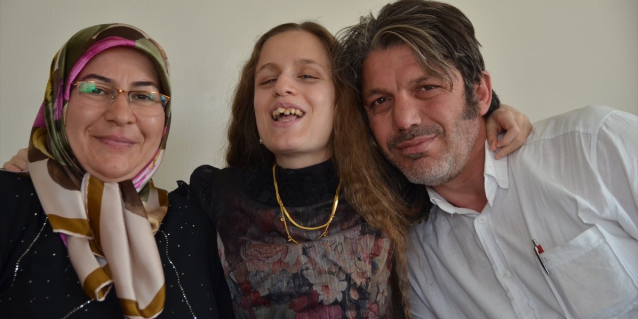 Konya’da anne sevgisi mucizeyi yaşattı! Sırtında taşıdığı kızı mezun oldu