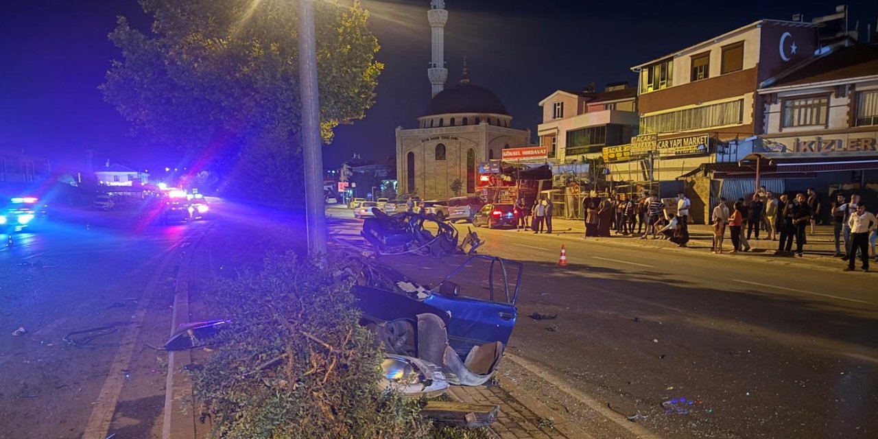 Konya’da direğe çarpan otomobil ikiye bölündü, 3 kişi yola fırladı