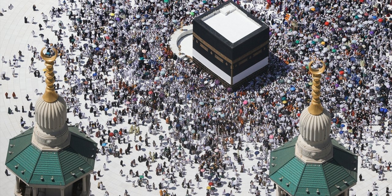 Kabe'nin örtüsü değiştirildi