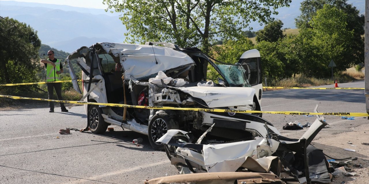 Feci kaza: Aynı aileden 2 kişi öldü, 3 yaralı var