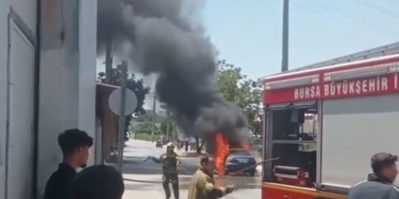 40 derece sıcakta seyir halindeki otomobil alev topuna döndü