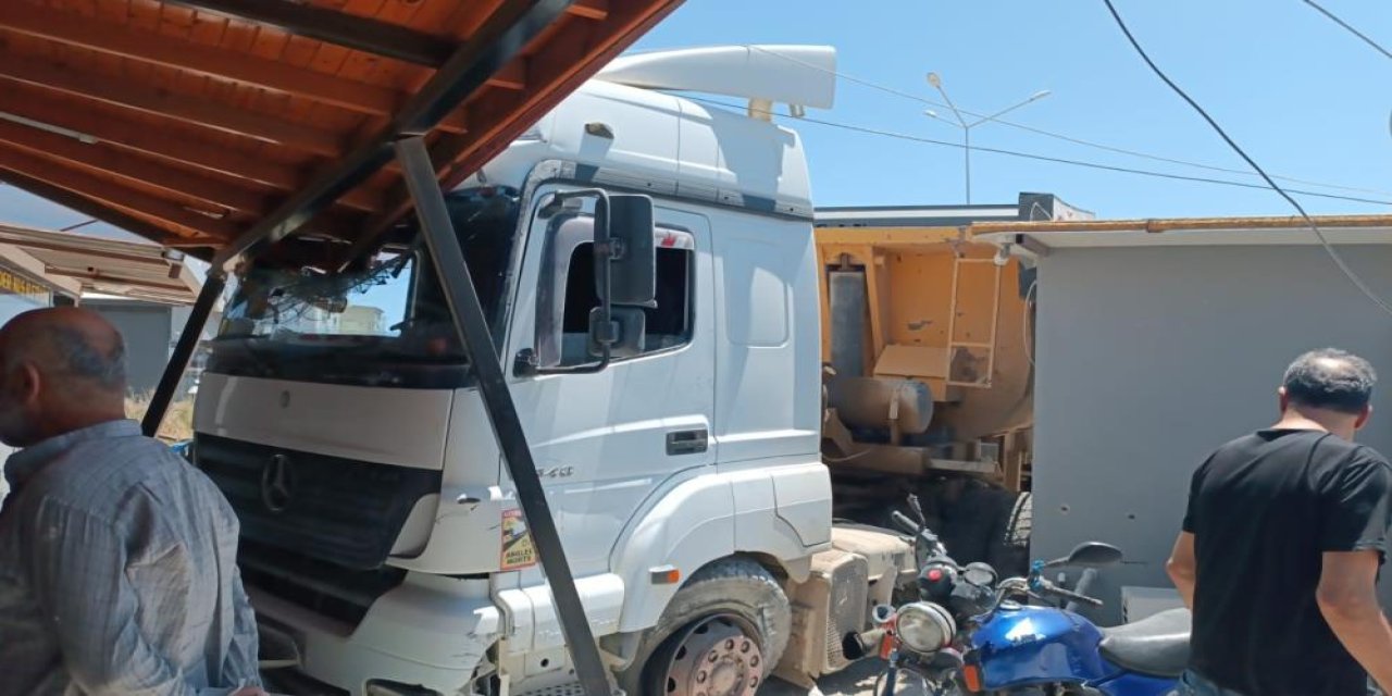 Hafriyat kamyonu işyerine girdi: Sürücü çocuk çıktı