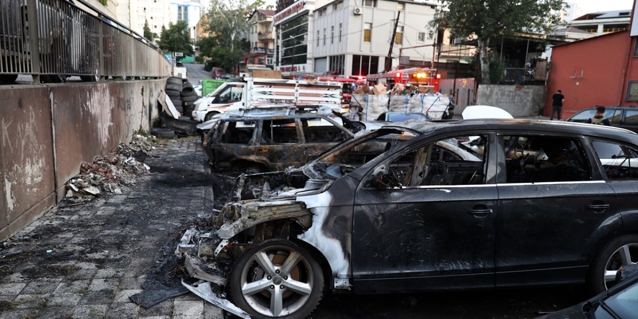 Sanayi sitesinde yangın: Çok sayıda araç yandı