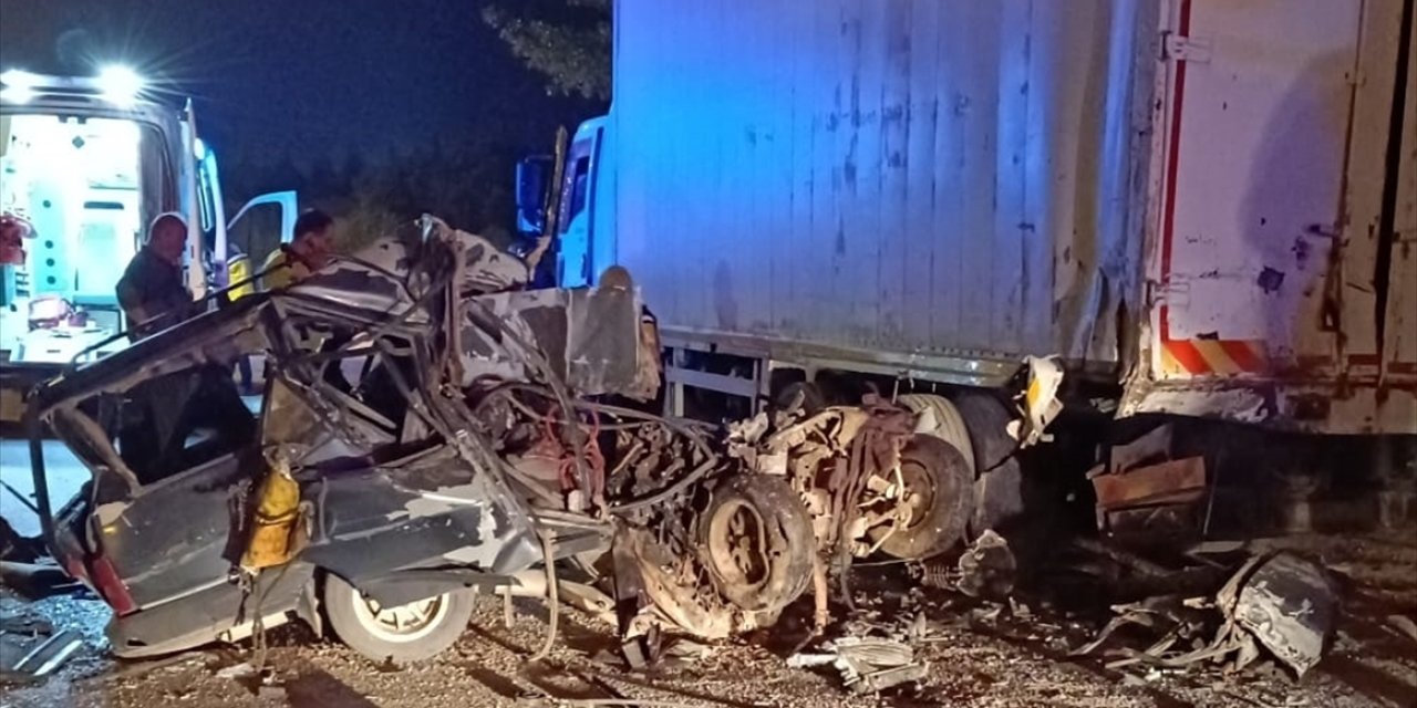 Otomobil park halindeki kamyona çarptı: 1 ölü