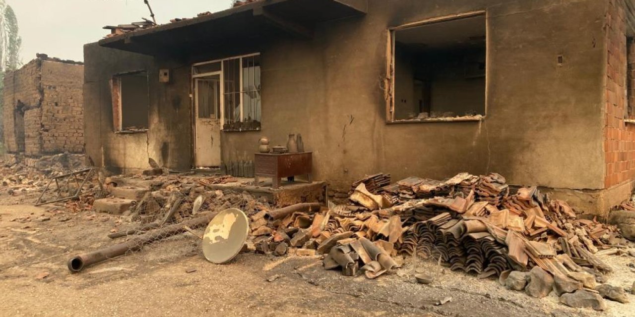 17 haneli köyde 13 ev tamamen yandı
