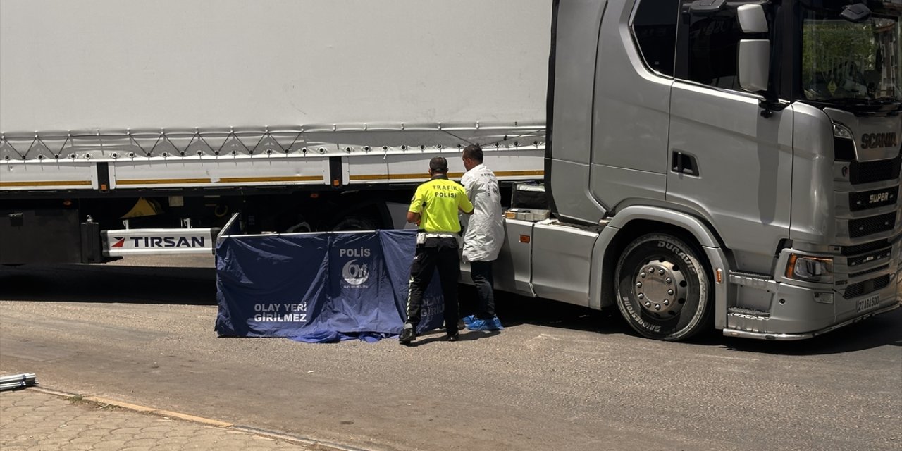 TIR altında kalan motosikletli 2 kişi öldü