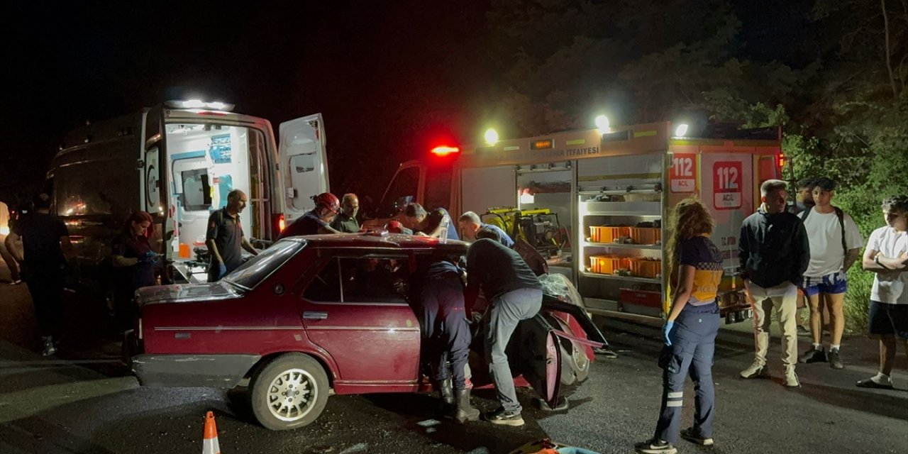 Ters yönde ilerleyen otomobil 2 araca çarptı