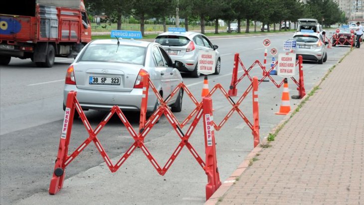 Sürücü kursları sınavları mart sonuna kadar ertelendi