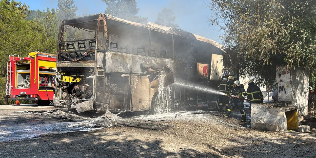 Yolcu otobüsü yandı, 25 yolcu son anda kurtuldu