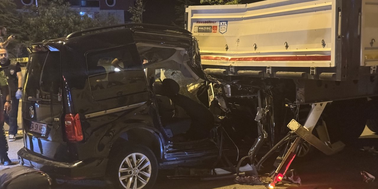 Özel harekat kursiyerleri TIR’a çarptı, 2 polis hayatını kaybetti