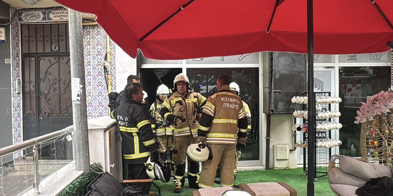 Emlak ofisi yandı, oteldeki 10 kişi dumandan etkilendi