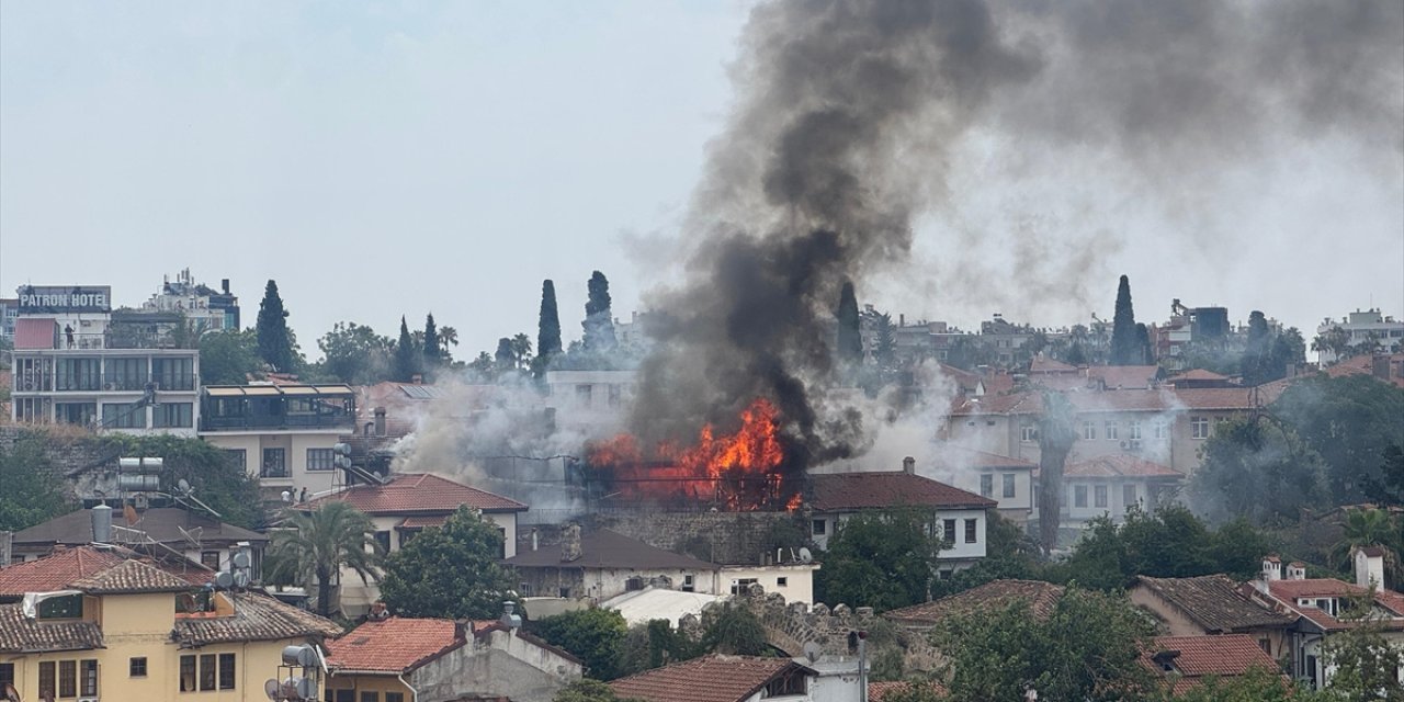 Antalya'da tarihi Kaleiçi'nde yangın