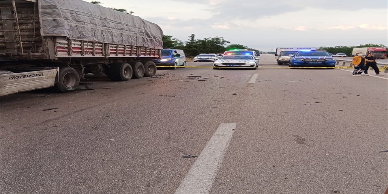 Otomobil emniyet şeridindeki tıra çarptı: 4 ölü