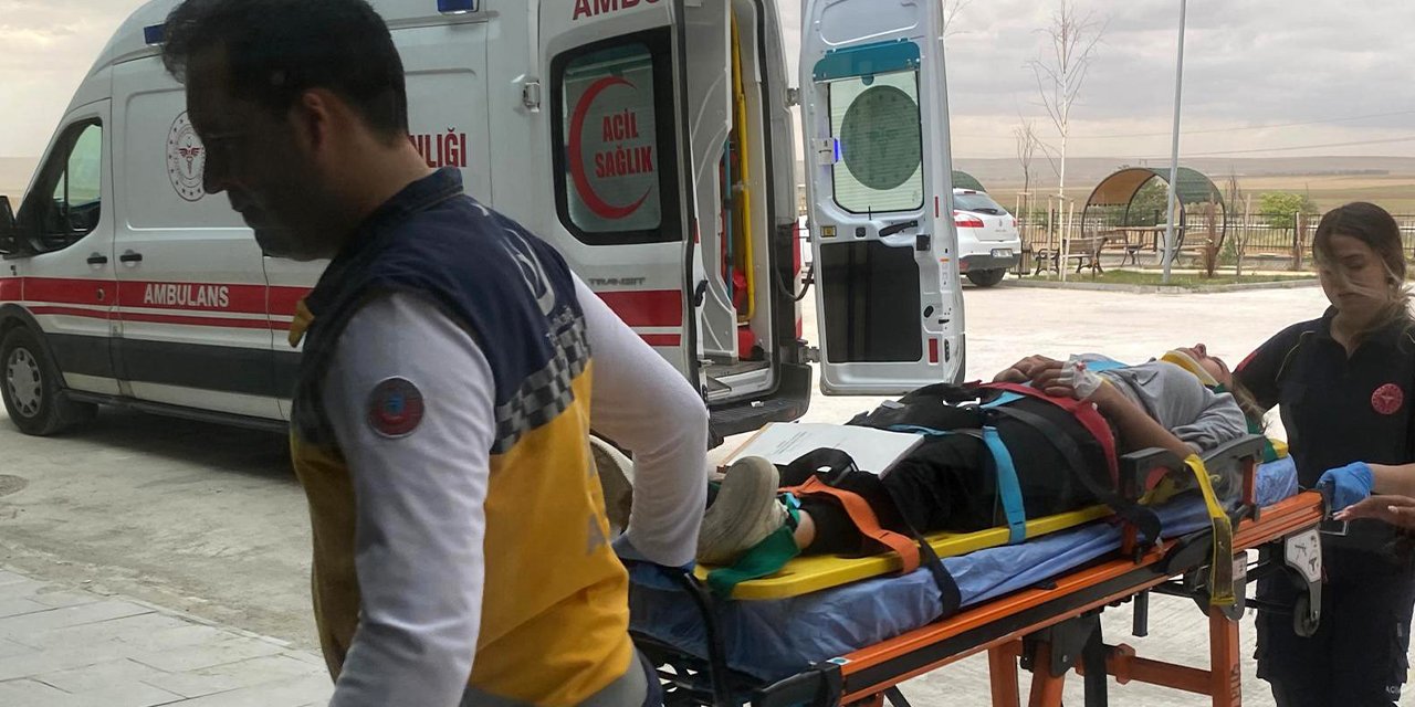 Konya’da kaldırıma çarpan motosiklet devrildi: 1'i çocuk 2 yaralı