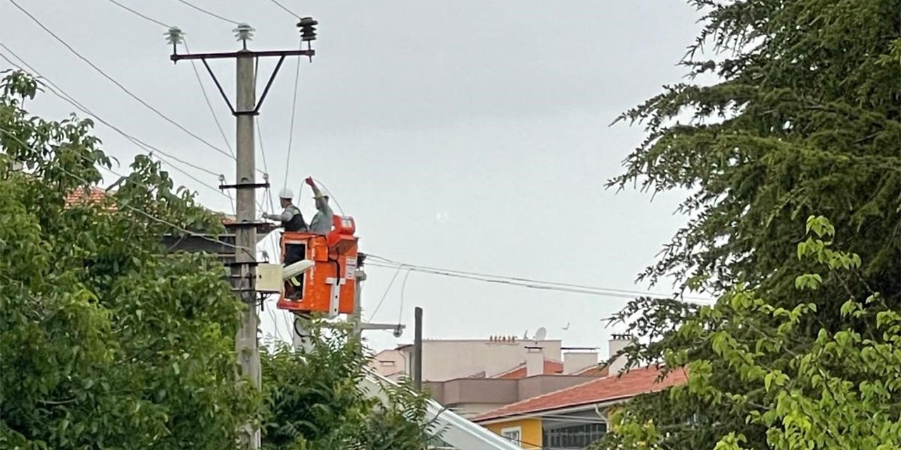 Şiddetli rüzgar elektrik tellerini kopardı! Konya'nın bu mahallesi elektriksiz kaldı