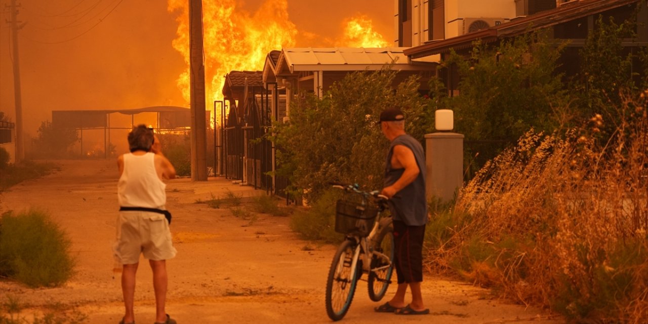 İzmir’deki orman yangını yerleşim yerlerine sıçradı