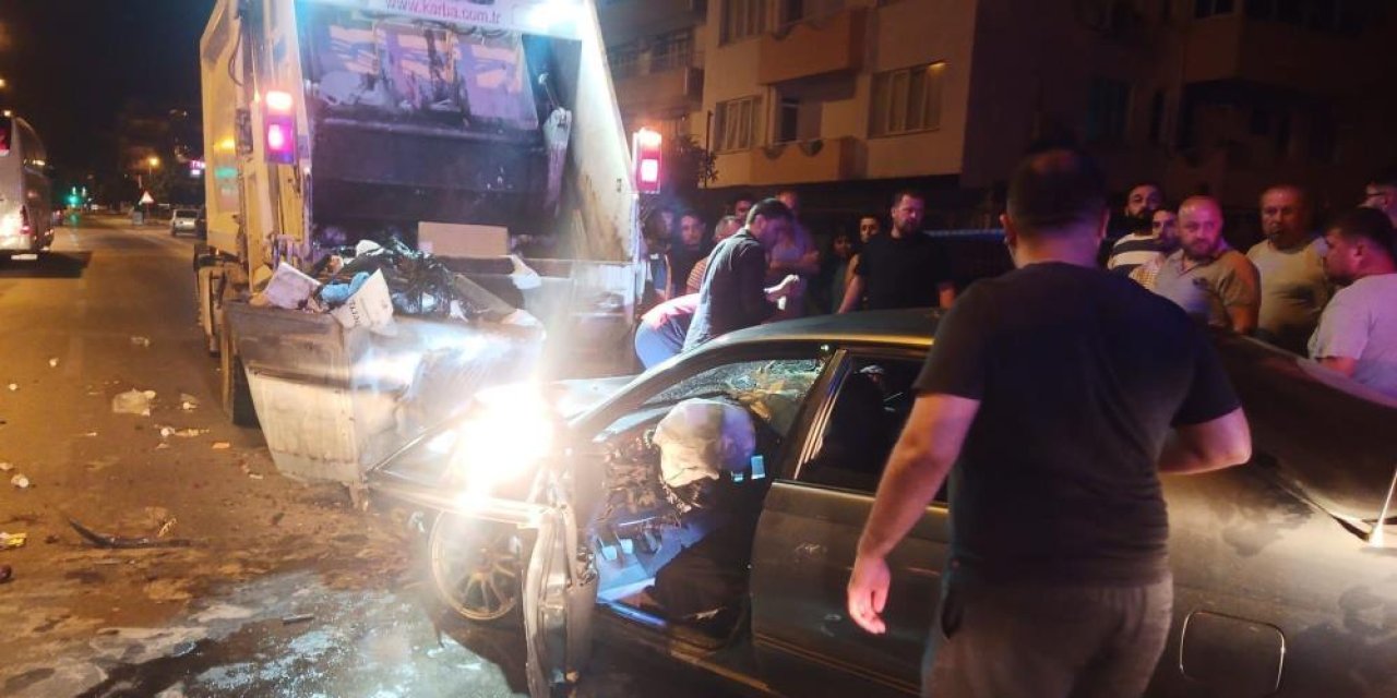 Alkollü sürücü çöp kamyonuna çarptı: 1 ölü, 4 yaralı