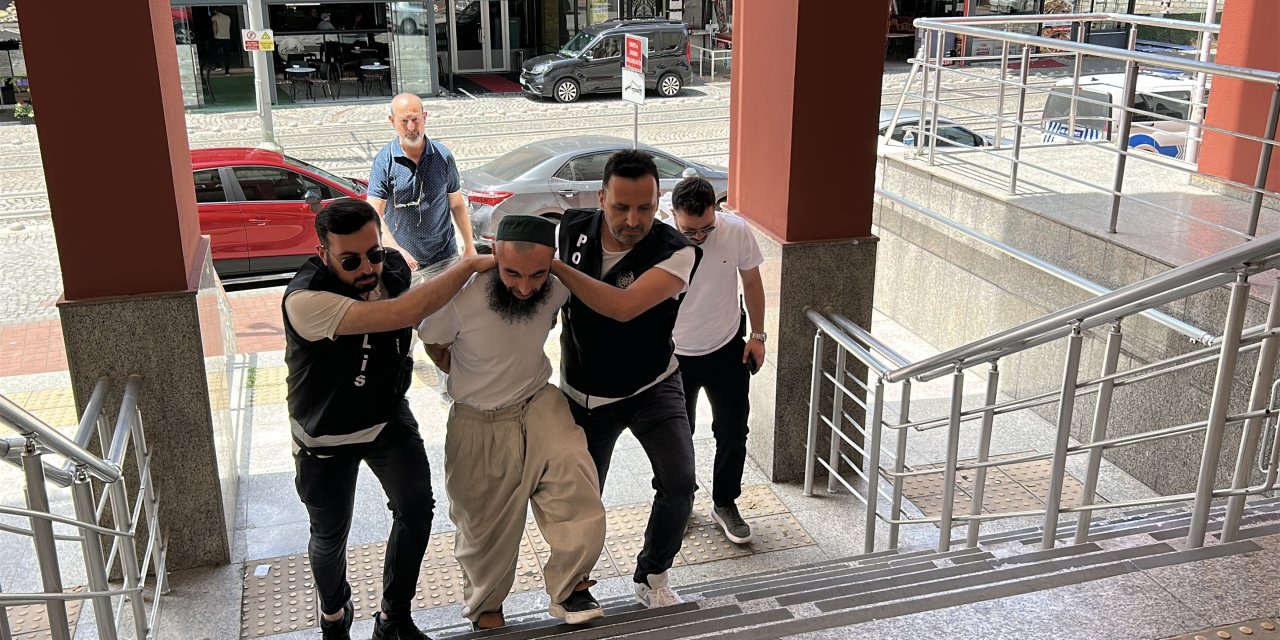 Kılıçla okula girip Atatürk’e hakaret etti! Tepki çeken olayda tutuklama