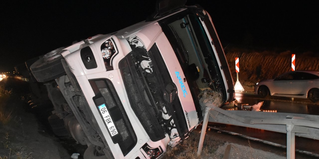 Kontrolden çıkan TIR devrildi, sürücü yaralı kurtuldu