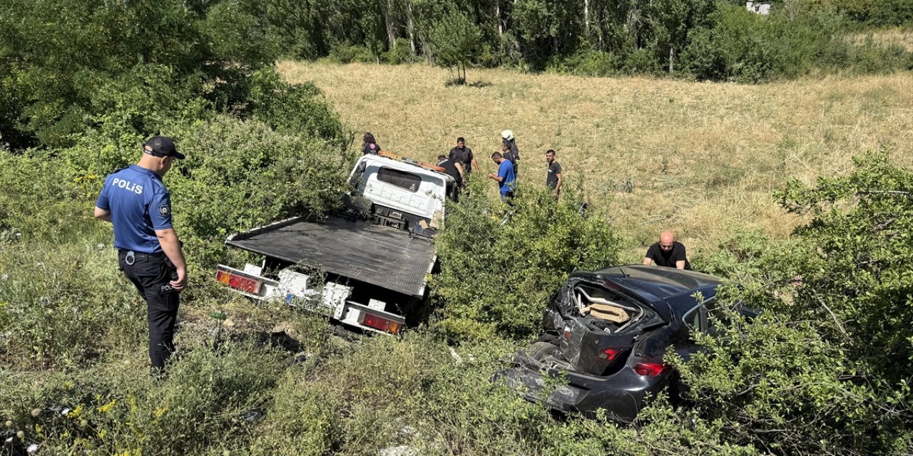 Konya'da çekici ve otomobil çarpıştı! 1'i ağır 4 yaralı