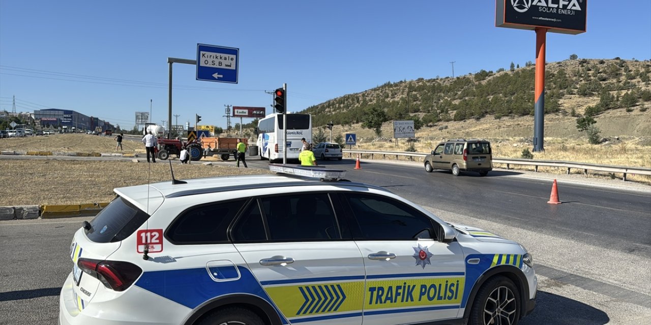 Yolcu otobüsü ile traktör çarpıştı! Yaralılar var