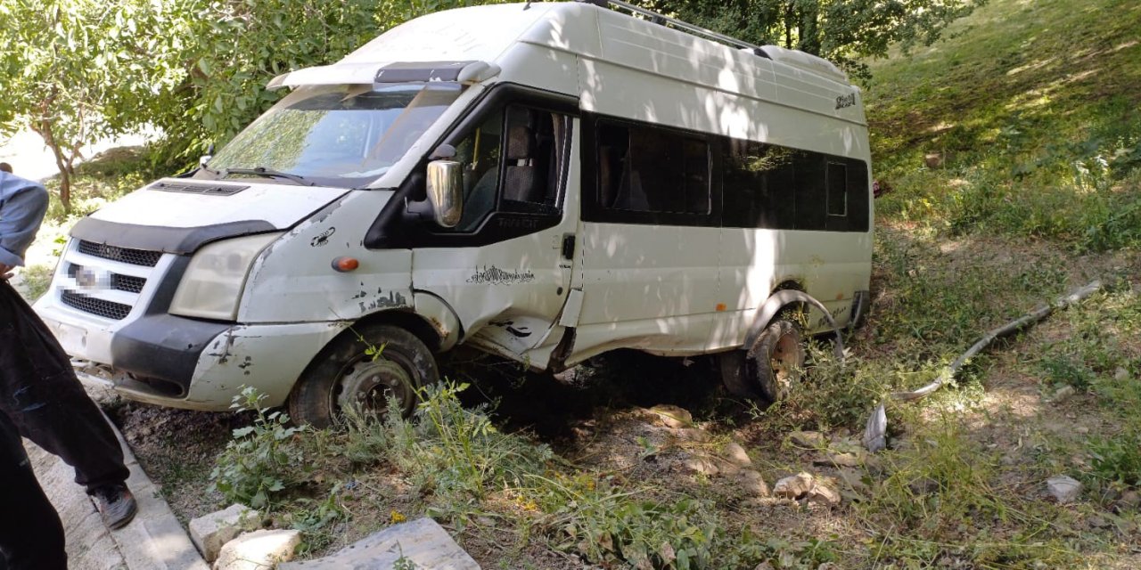 Ot biçmeye gidenleri taşıyan minibüs takla attı: 7 yaralı