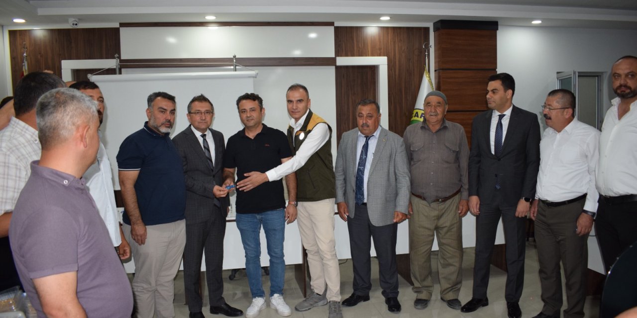 Konya’da borsaya ilk ürün geldi! Taraflara altın hediye edildi