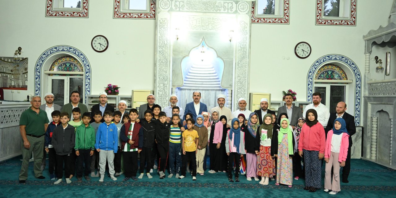 Gün doğarken camiye koştular! Başkan Altay, çocukların coşkusuna ortak oldu