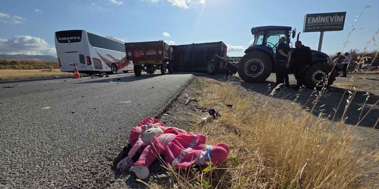 Arpa yüklü traktör ile hafif ticari araç çarpıştı: 1 ölü, 4 yaralı