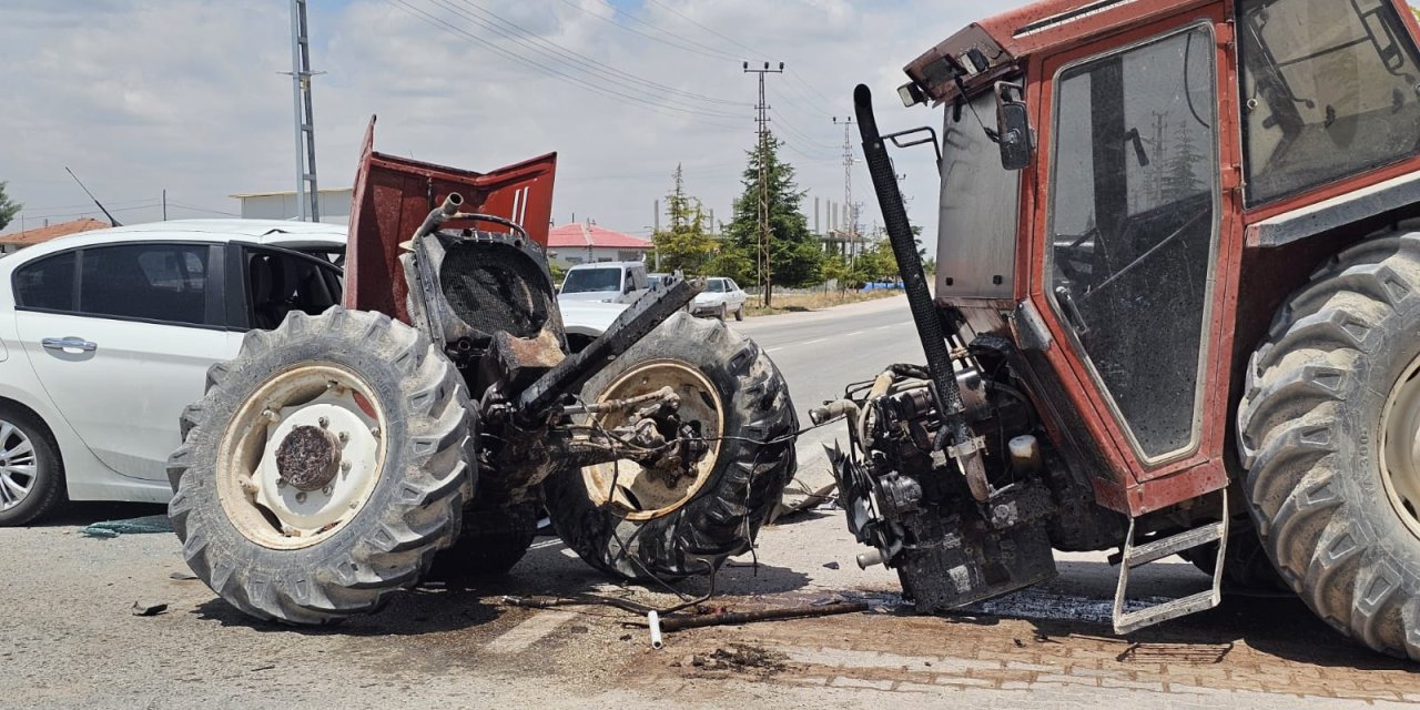 Konya’da otomobille çarpışan traktör ikiye bölündü