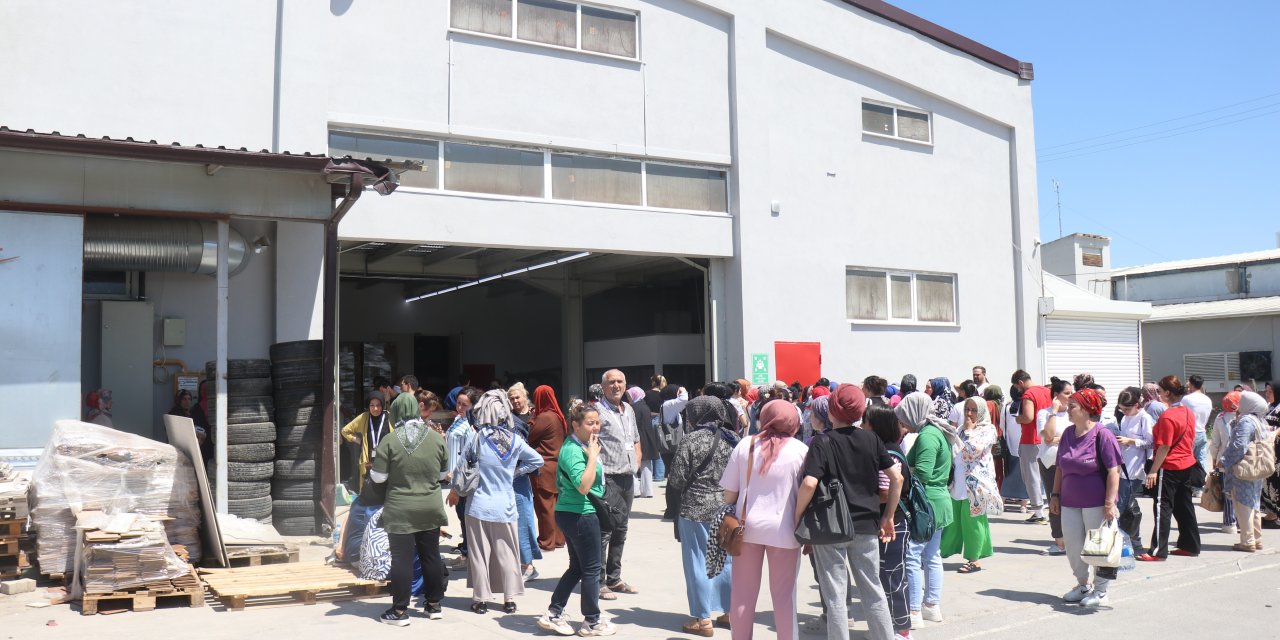 Depremden dakikalar sonra fabrika tavanı çöktü! 3 işçi göçük altında kaldı