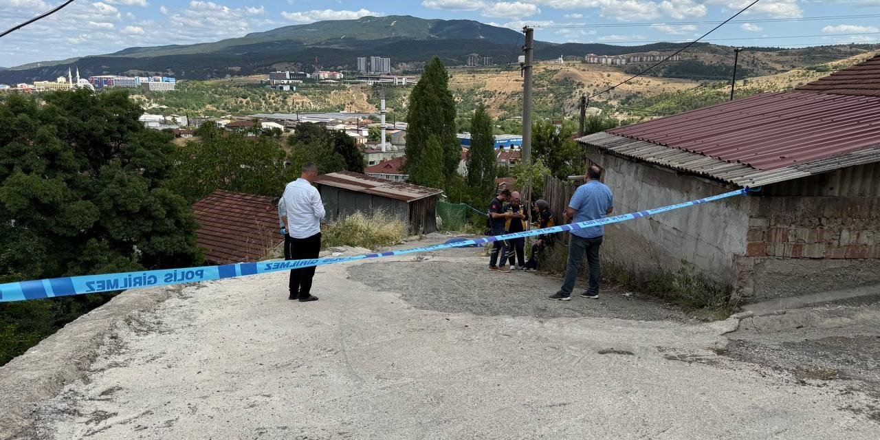 Yürürken yere düşen adam başını asfalta çarparak can verdi